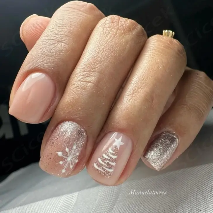 Короткие квадратные ногти с елкой и снежинкой