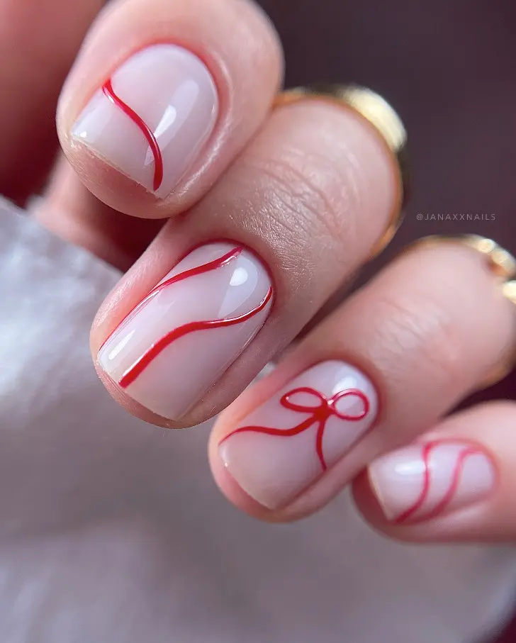 Короткие ногти с красной лентой