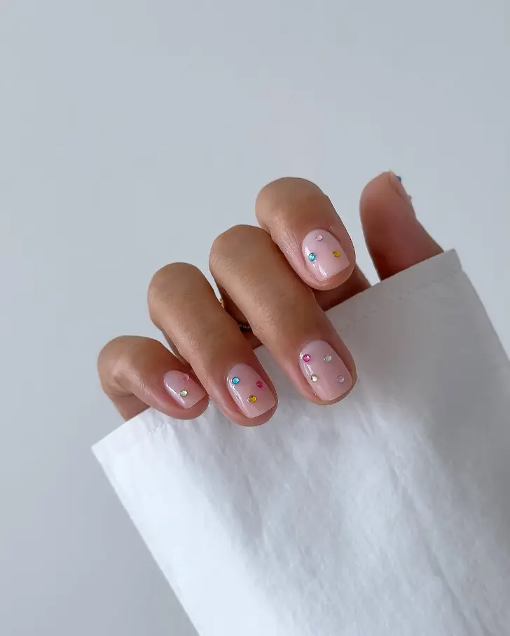 Короткие ногти с разноцветными кристаллами