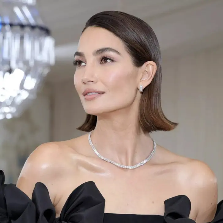 Лонг флиппи боб с гладкими волосами