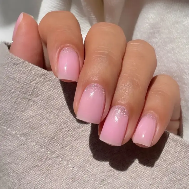 Лунный маникюр в нежно розовом оттенке с блестящими лунулами
