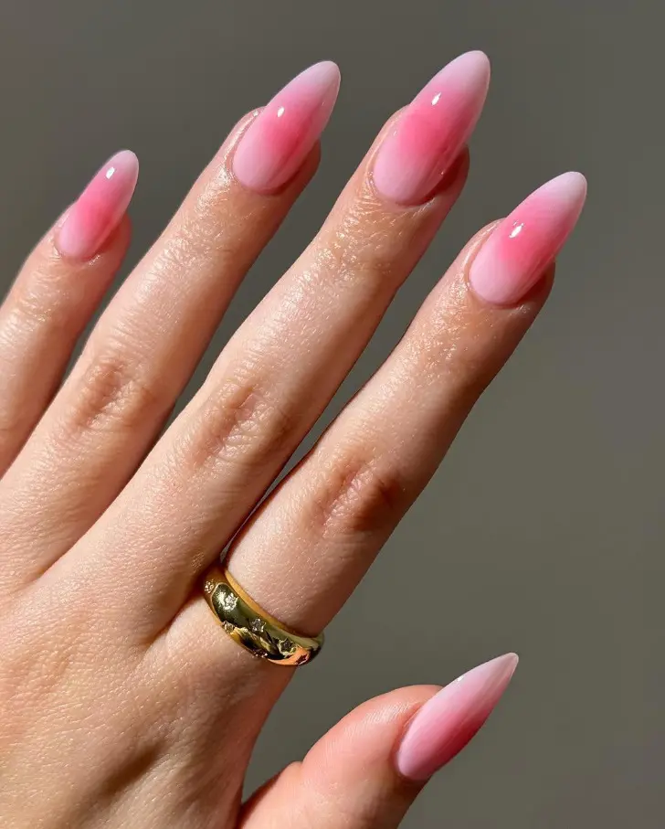 Маникюр в стиле аура в пастельно розовом цвете