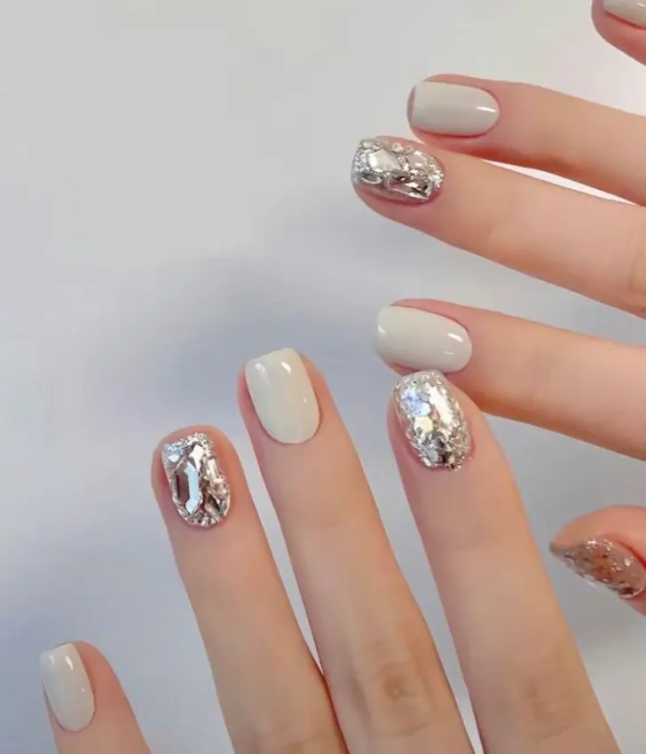 Молочно серебристые ногти