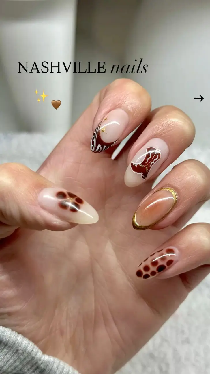 Молочные ногти с ковбойским сапогом и анимал принтом