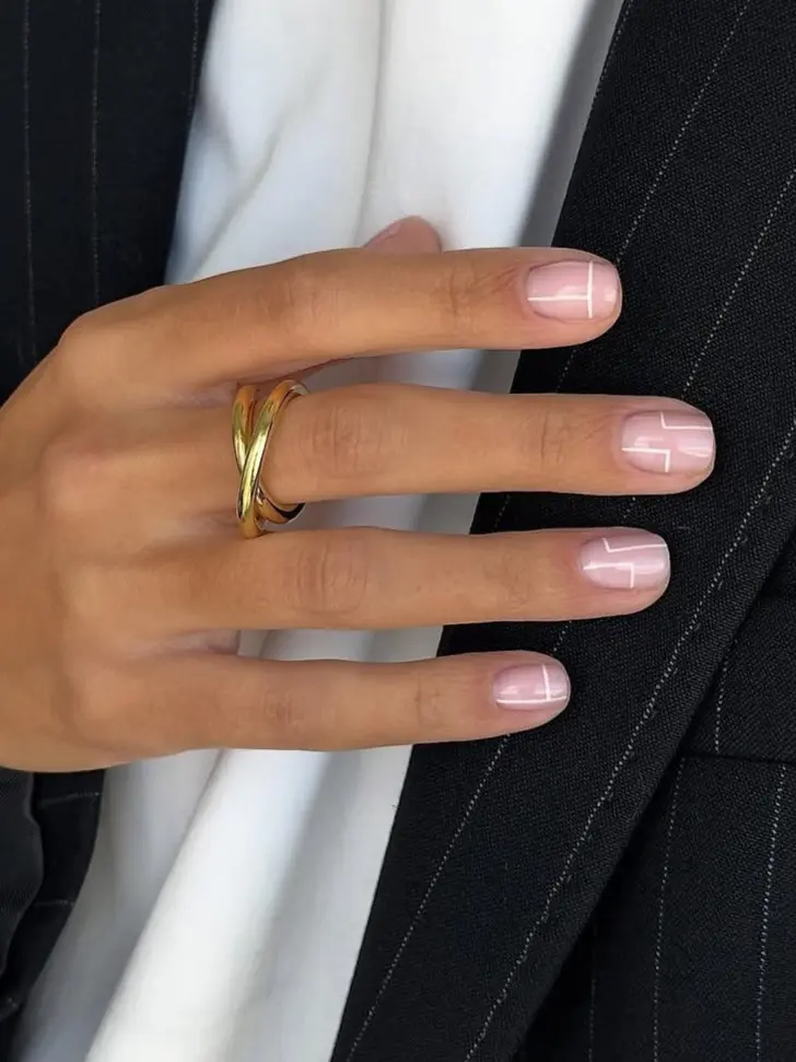 Натуральные ногти с геометрическим принтом