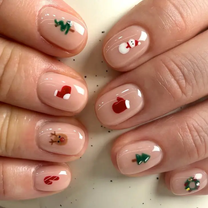 Натуральные ногти с новогодними наклейками