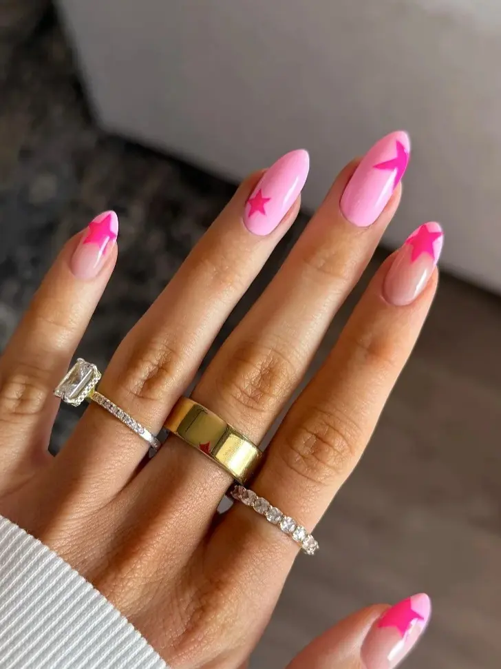Нежно розовые ногти со звездами в оттенке фуксия