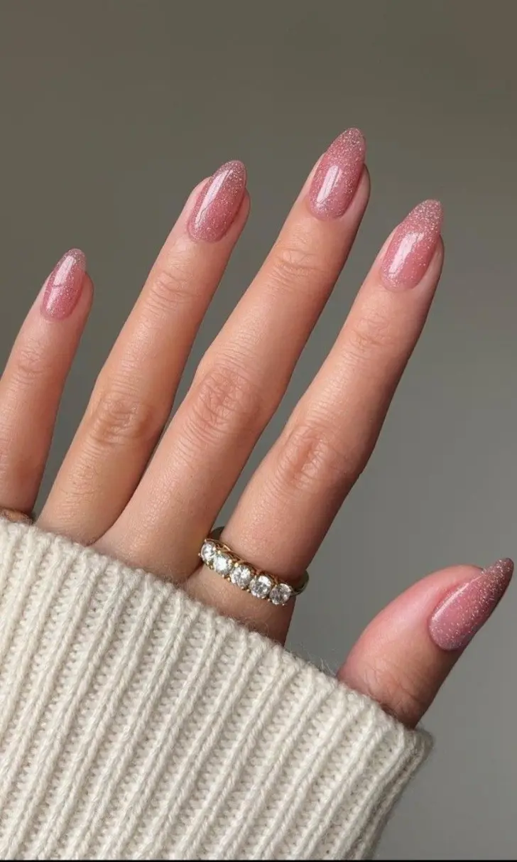 Нежно розовый маникюр с легким блеском