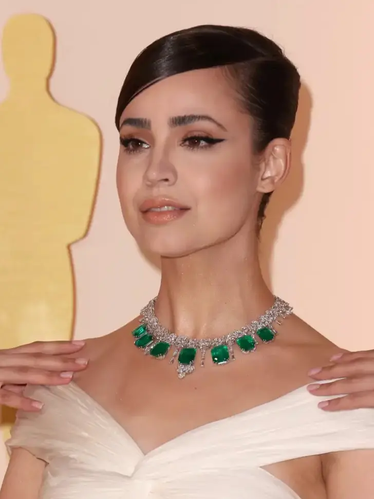 Очень гладкая короткая стрижка с косой челкой