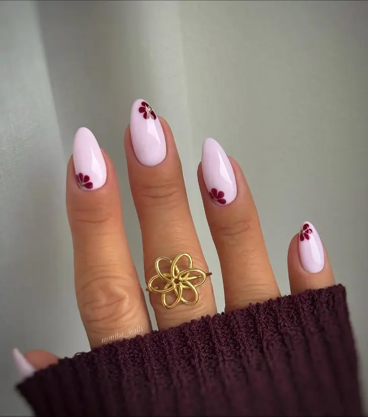 Пастельно розовые ногти с бордовыми цветами