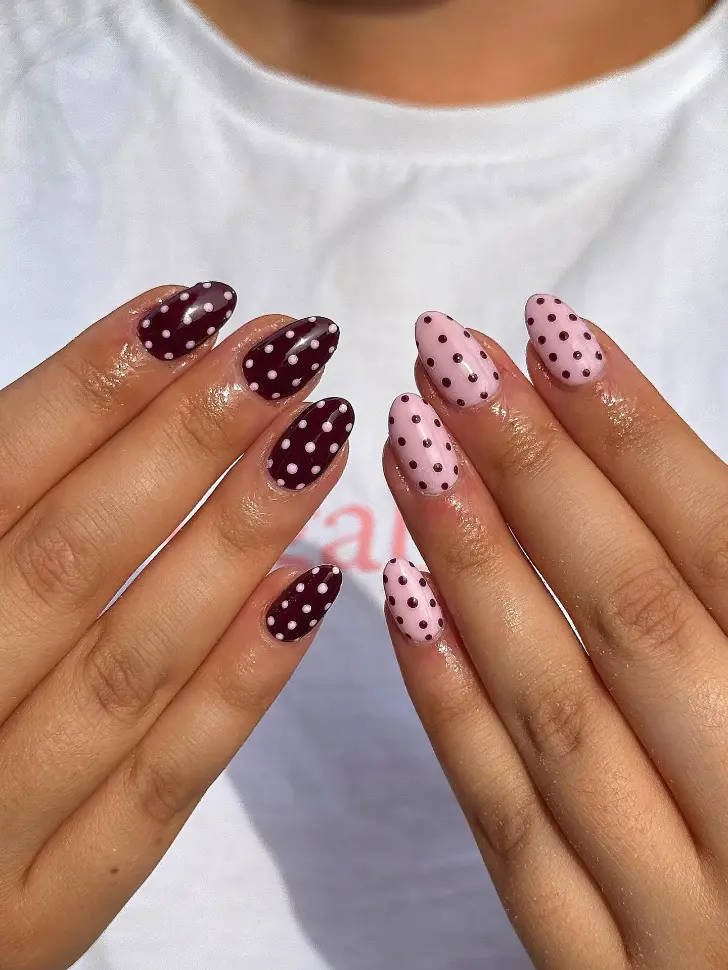 Пастельно розовый маникюр с бордовыми точками