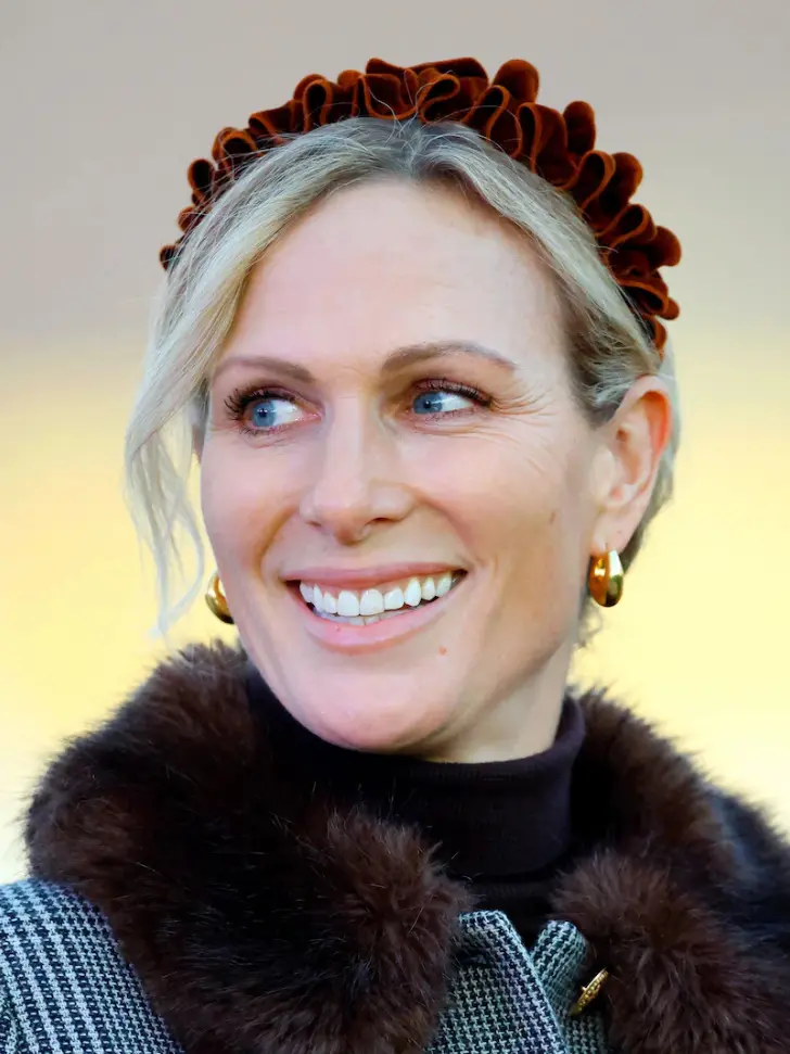 Праздничная прическа дополненная ободком