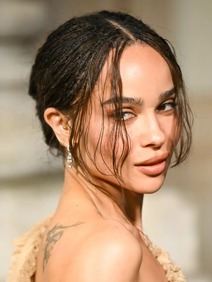 Прическа с высоким пучком и свободными прядями спереди