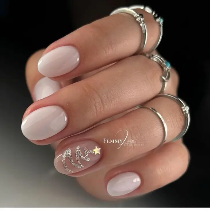 Рождественский бежевый маникюр с блестящей елкой