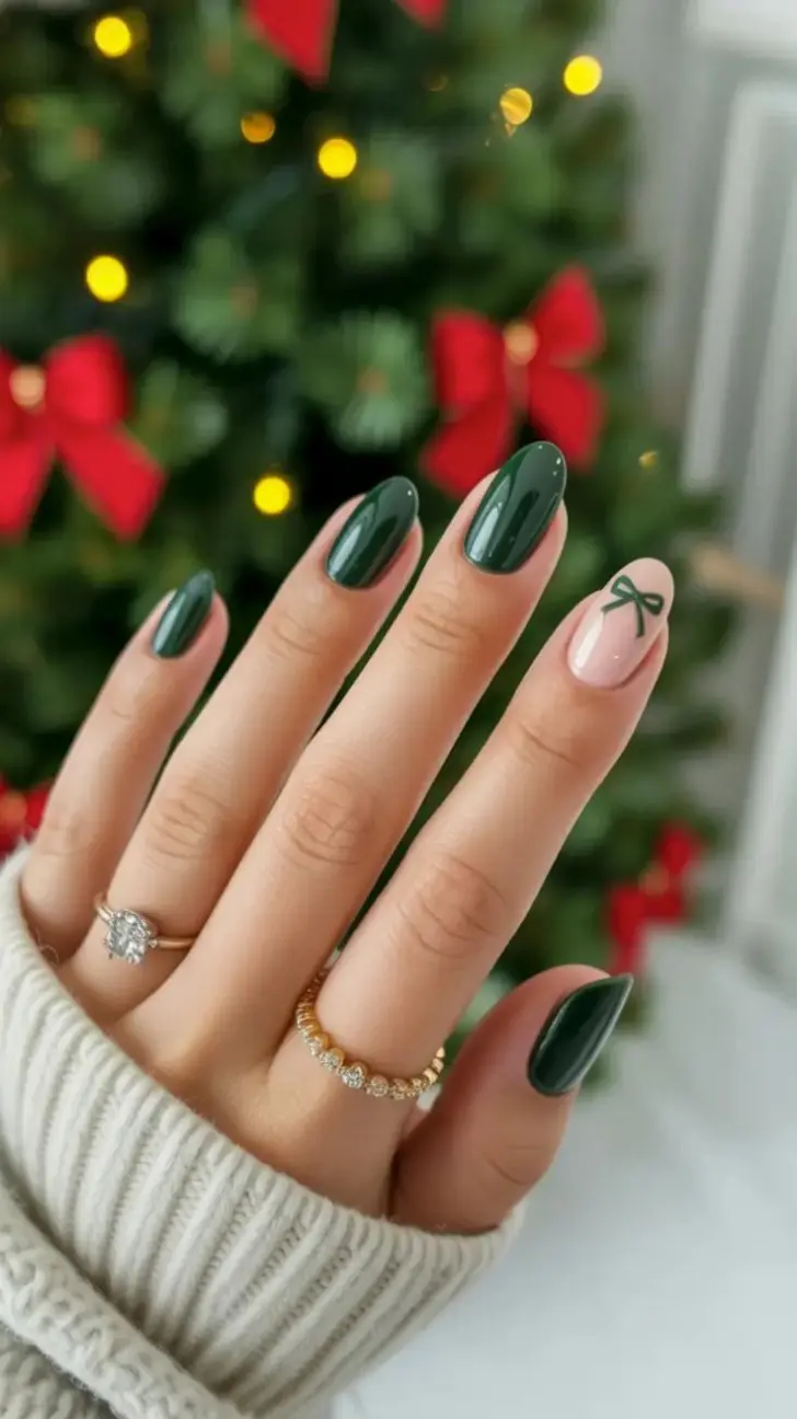 Рождественский зеленый маникюр с бантом