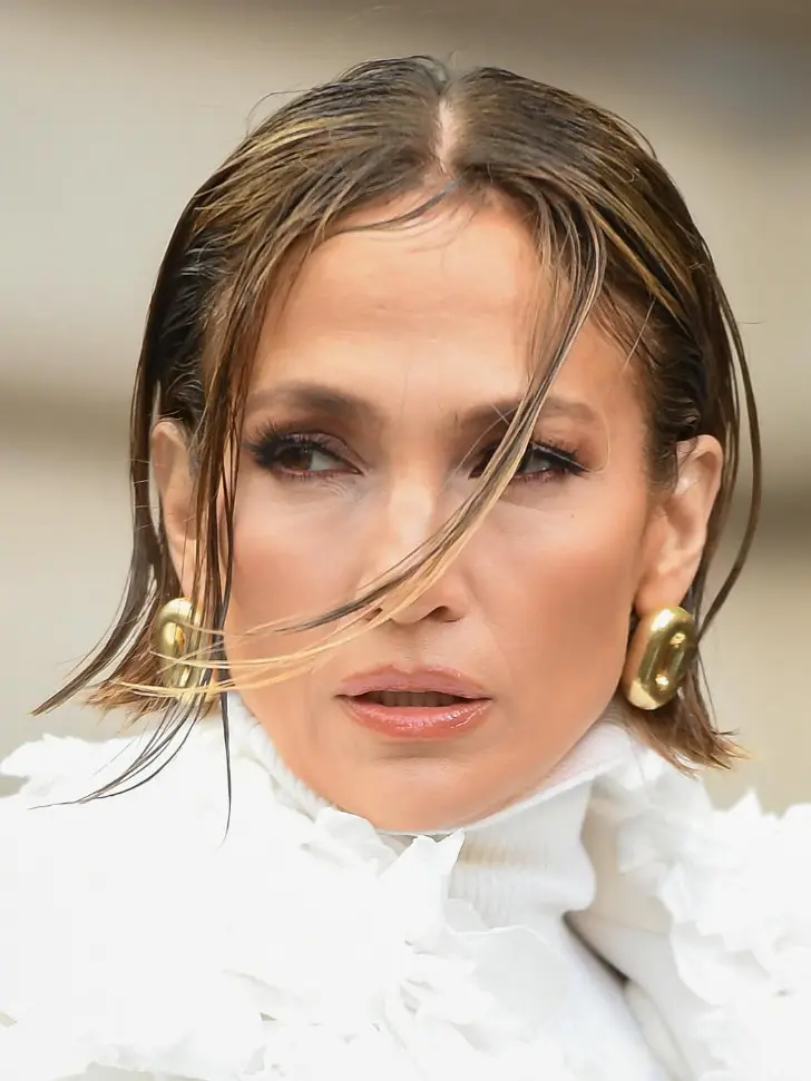 Стрижка каре с мокрым эффектом и свободными прядями