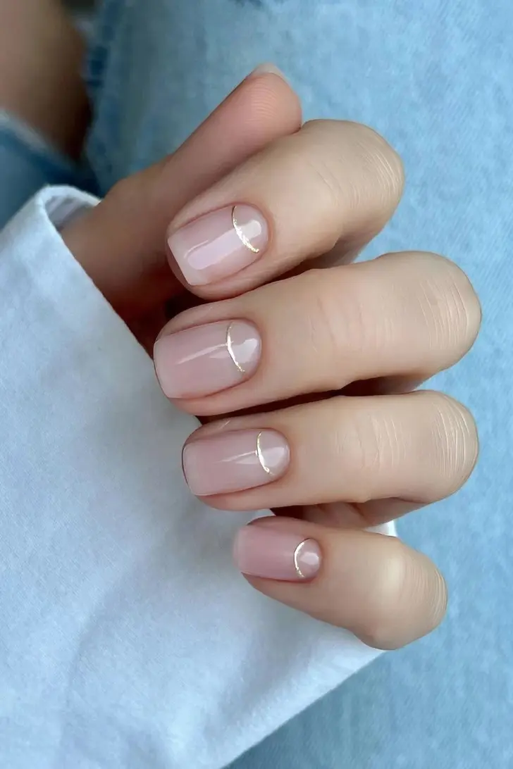 Золотой лунный маникюр на натуральной основе