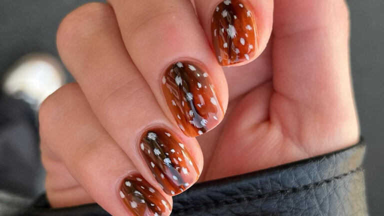 12 дизайнов последнего тренда двухцветного маникюра, которые понравятся не всем