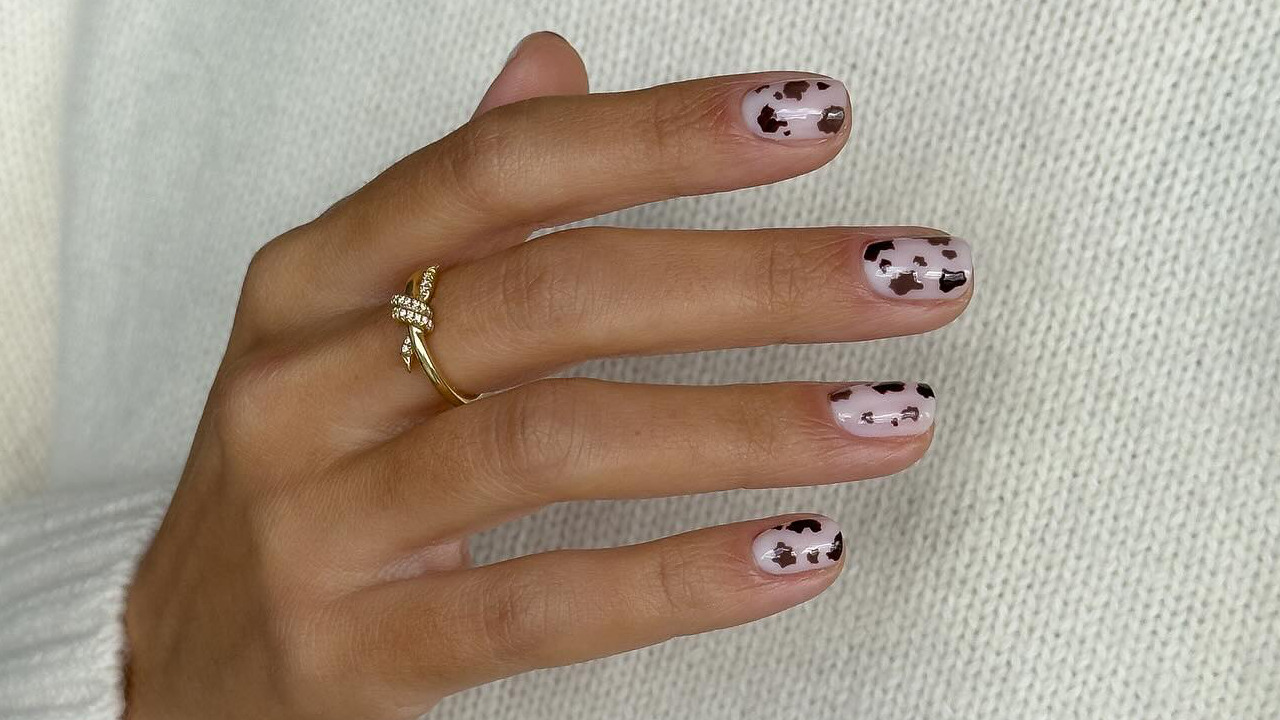 14 идей шоколадно-коричневого зимнего маникюра на коротких ногтях, чтобы сделать свои руки еще красивее