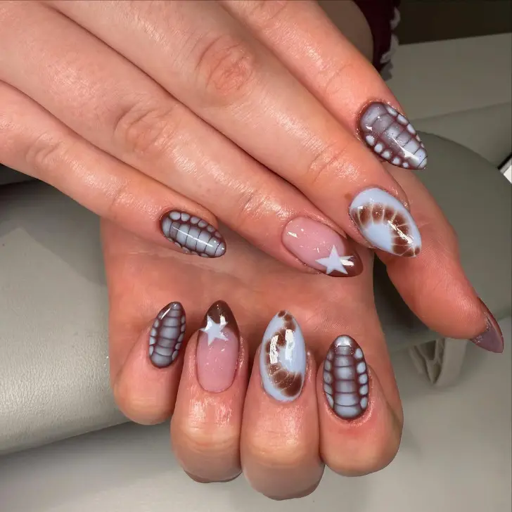 Анимал маникюр дополненный звездами в коричнево синем стиле
