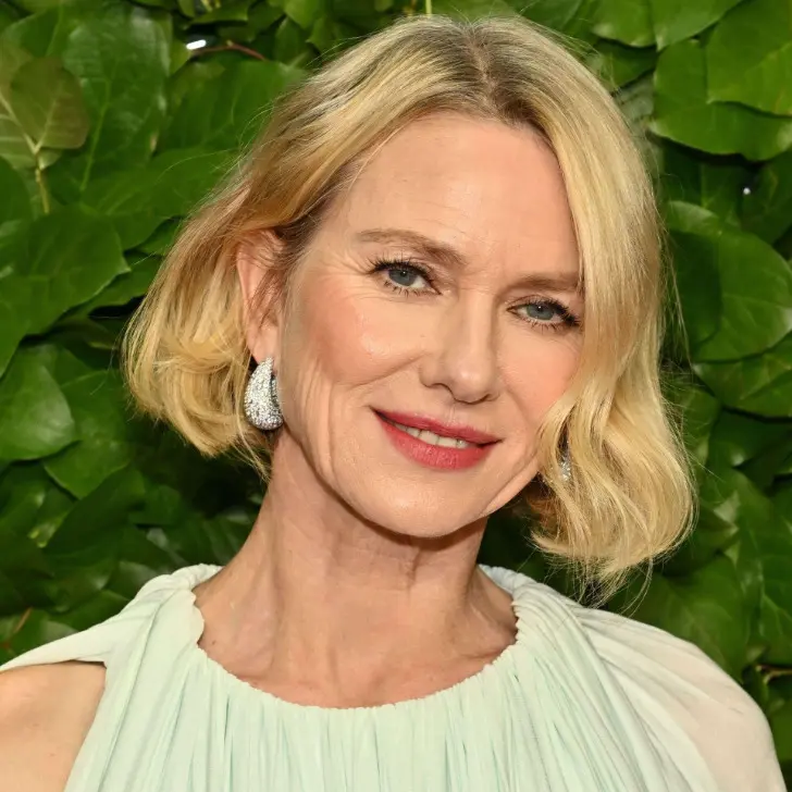 Асимметричная стрижка боб с мягкими волнообразными прядями