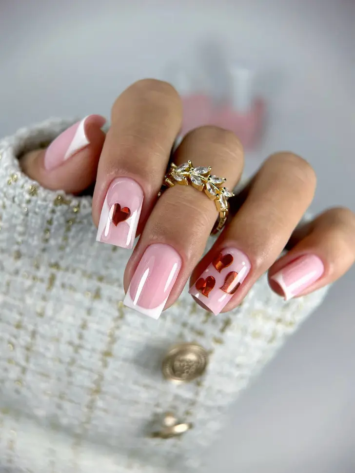 Белый френч на квадратных ногтях с шикарными сердцами День святого Валентина