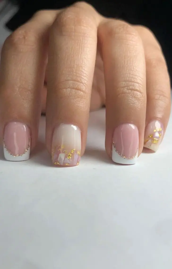 Белый френч на шикарных чистых ногтях с золотой фольгой