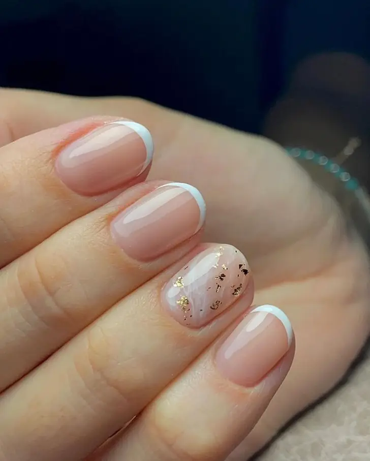 Белый френч с акцентным мраморным ногтем