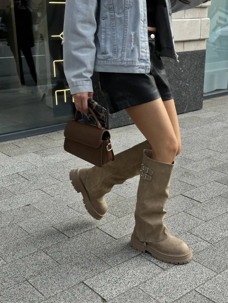 Бежевые сапоги трубы с пряжками и плоской высокой подошвой