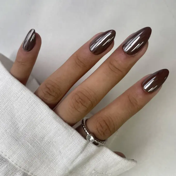 Блестящий коричневый маникюр на коротких ногтях и с глянцевым блеском