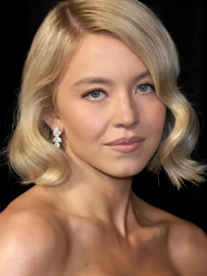 Боб с волнами косой челкой и пробором