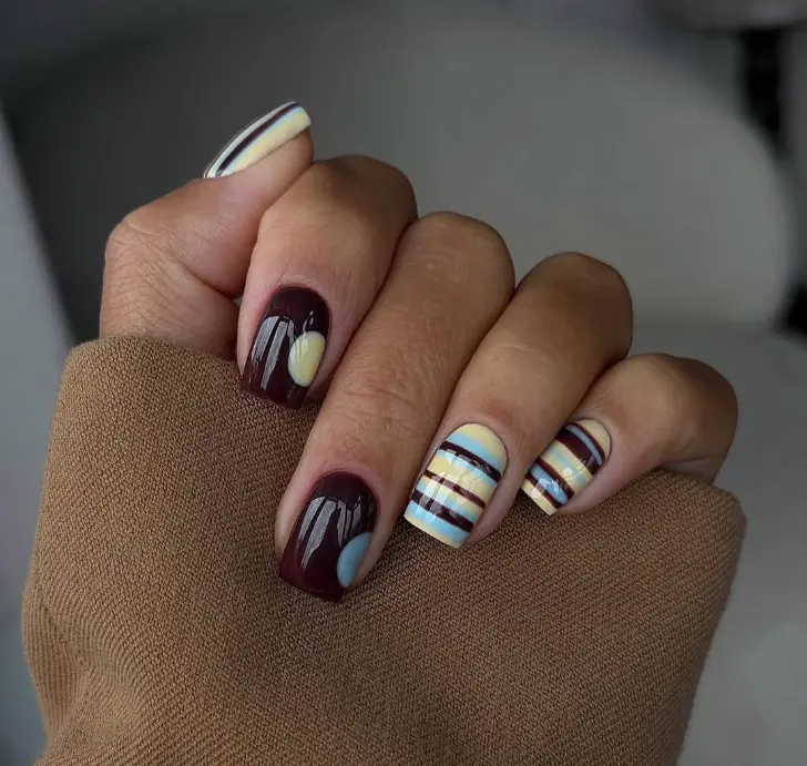 Бордовые ногти акцентный полосатый палец