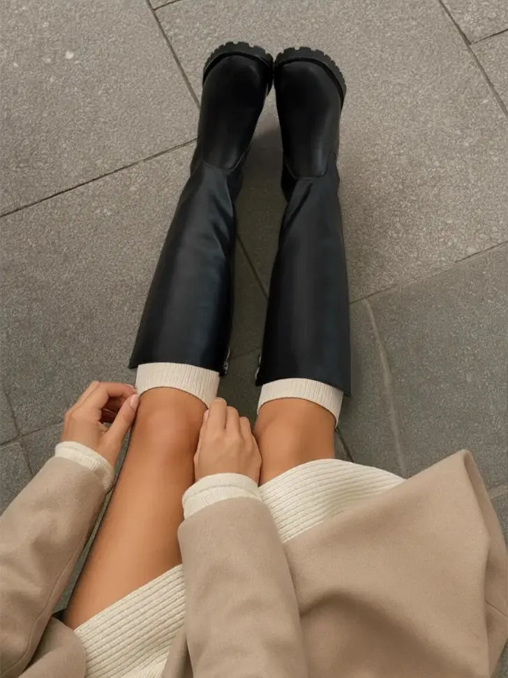 Черные сапоги до колен с плоской тракторной подошвой