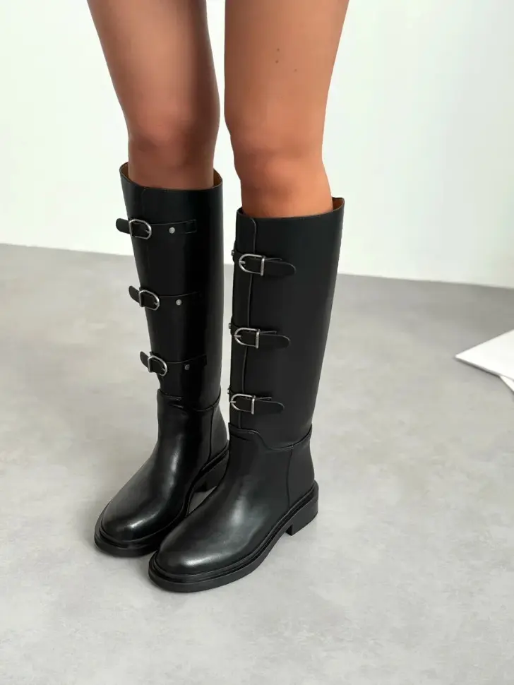 Черные сапоги с декоративными пряжками и мини каблуком