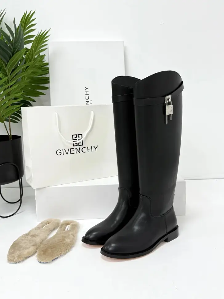 Черные сапоги с модным навесным замком и мини каблуком