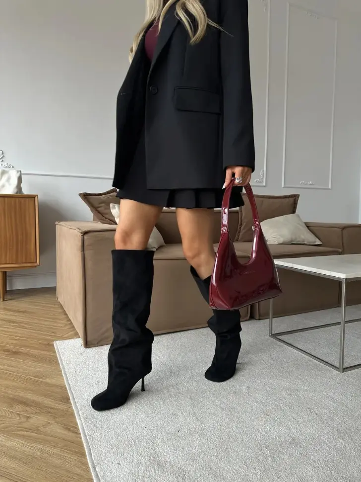 Черные замшевые сапоги на шпильке и до колен