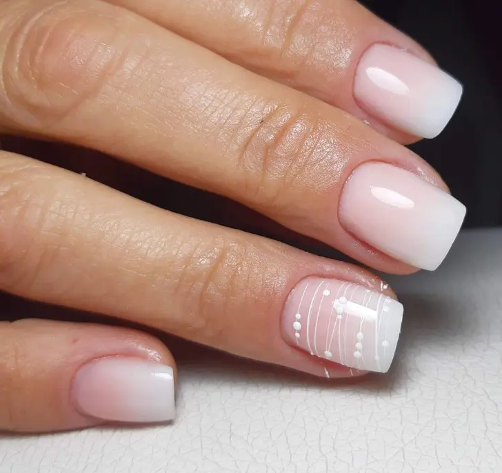 Чистые шикарные ногти с множественными линиями и редкими точками