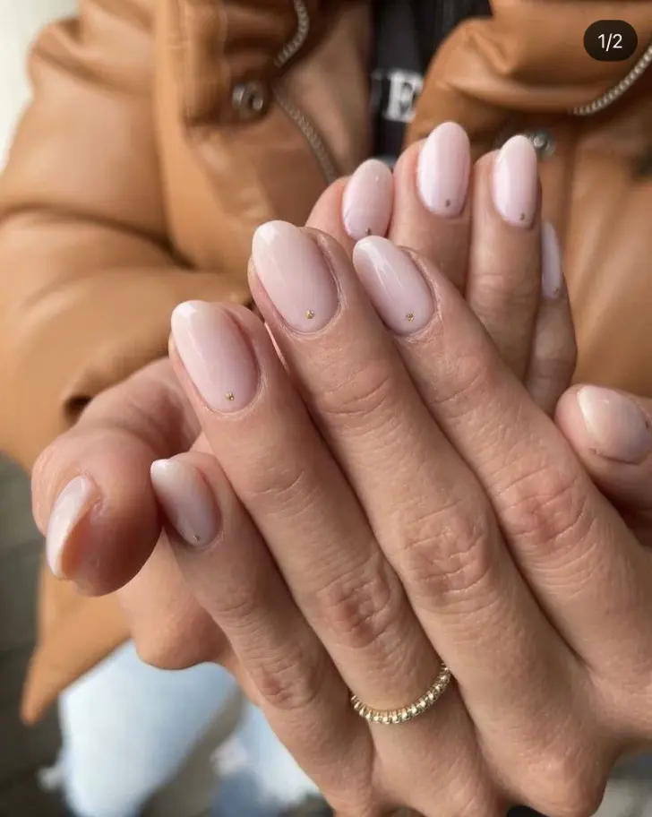 Чистый шикарный маникюр с золотыми точками у лунулами