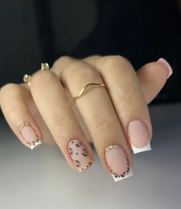 Белый френч на чистых ногтях и смелый принт леопарда