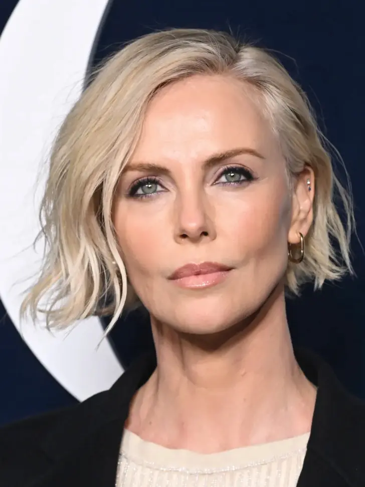 Дерзкий боб со светлыми волосами на одну сторону на тонких волосах