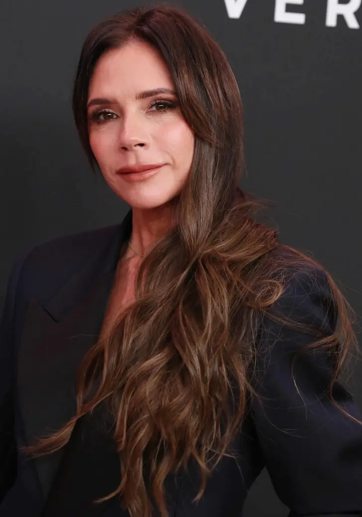 Длинные волосы с внутренними слоями модная прическа весны 2026