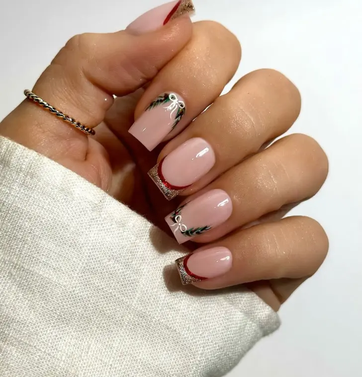 Двойной френч с омелой на квадратных ногтях