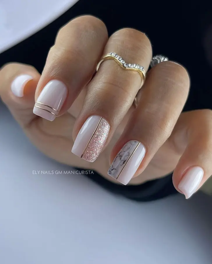 Эстетичные чистые ногти с золотыми линиями небольшим эффектом мрамора и блеска