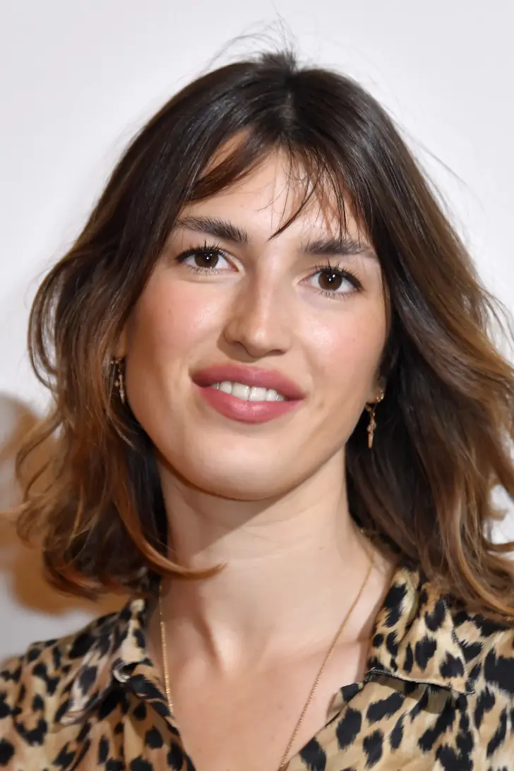 Французская стрижка до плеч с длинной тонкой челкой