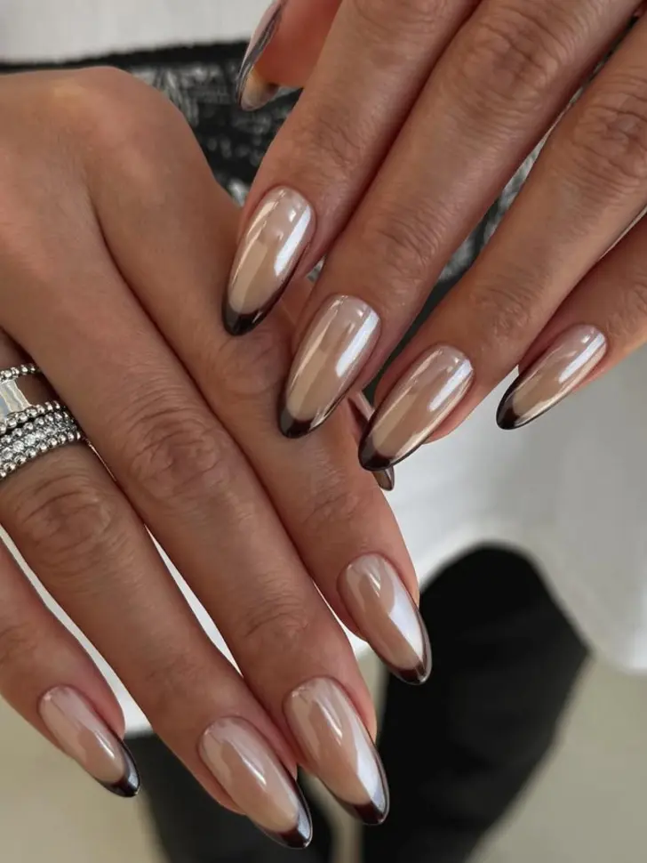 Французский маникюр с коричнево шоколадным кончиком и основой кошачий глаз