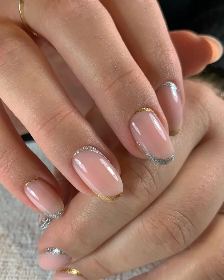 Френч и лунный маникюр в одном дизайне с золотом и серебром