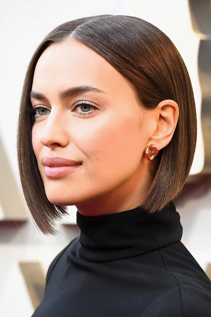 Гладкий геометрический боб с центральным пробором