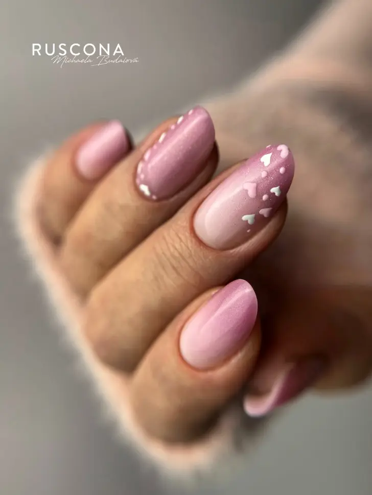 Градиентный маникюр День святого Валентина с белыми и сиреневыми сердечками