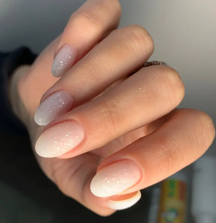 Градиентный маникюр с серебряной посыпкой