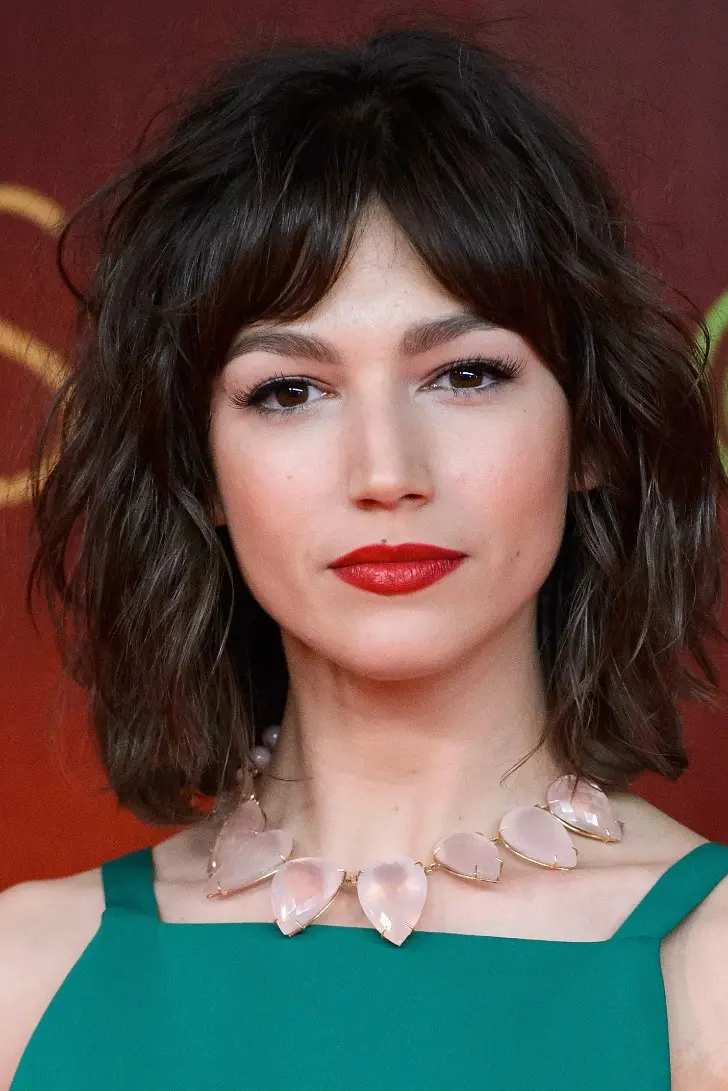 Густая многослойная стрижка боб с челкой шторкой